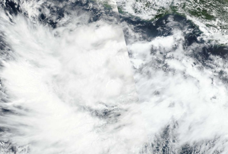El huracán Nora se localiza a 15 km de las costas de El Roblito, Nayarit