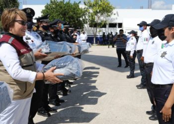 Entrega gobierno de Solidaridad uniformes y equipo de protección a policías