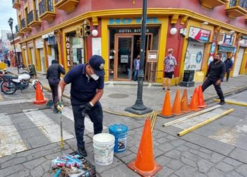 Rehabilitan pintura de pasos peatonales y señalamientos en Oaxaca