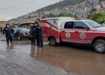 Sigue búsqueda de persona arrastrada por el agua en Tlalnepantla