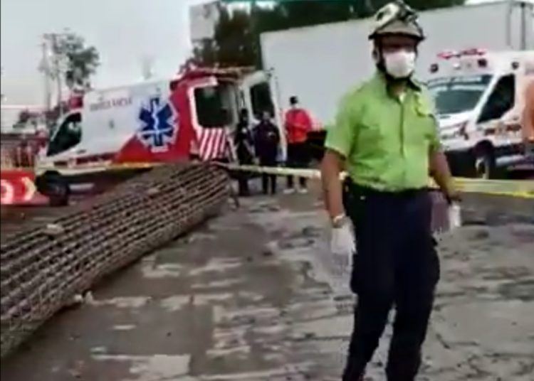 Cae enorme grúa en Ecatepec y mata a cinco trabajadores