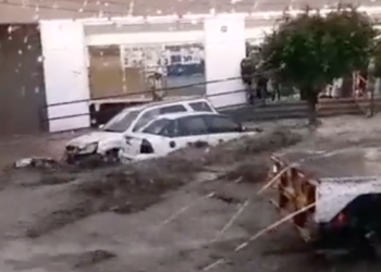 Se desborda canal de aguas negras, arrastra autos e inunda casas en Ecatepec
