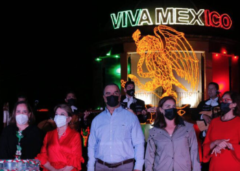 Encienden Salum y Elvira Barrantes alumbrado patrio