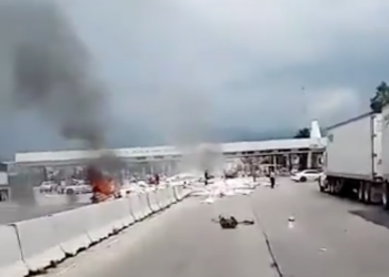 Impacto de trailer contra caseta de la México-Puebla deja dos muertos