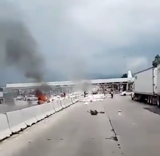 Impacto de trailer contra caseta de la México-Puebla deja dos muertos