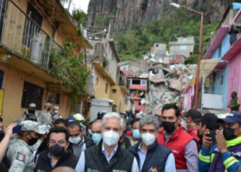 Informa Alfredo Del Mazo que evacúan alrededor de 80 viviendas en la zona del cerro del Chiquihuite y se continúa con la búsqueda de personas
