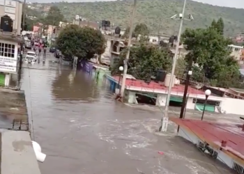 Damnificados corren de colonia a presidente municipal de Tula tras inundaciones