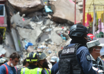 Notifican situación de riesgo a vecinos en zona aledaña al desprendimiento en cerro del Chiquihuite
