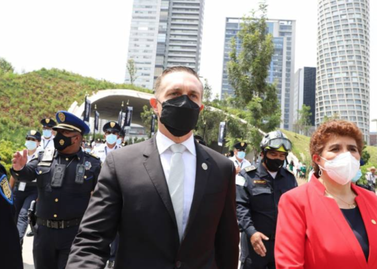 Adrián Rubalcava encabeza desfile conmemorativo por inicio de Independencia de México