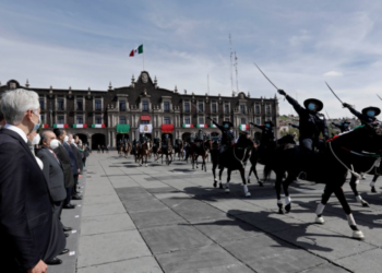 Encabeza Del Mazo Maza Guardia Solemne y desfile por el Aniversario de la Independencia