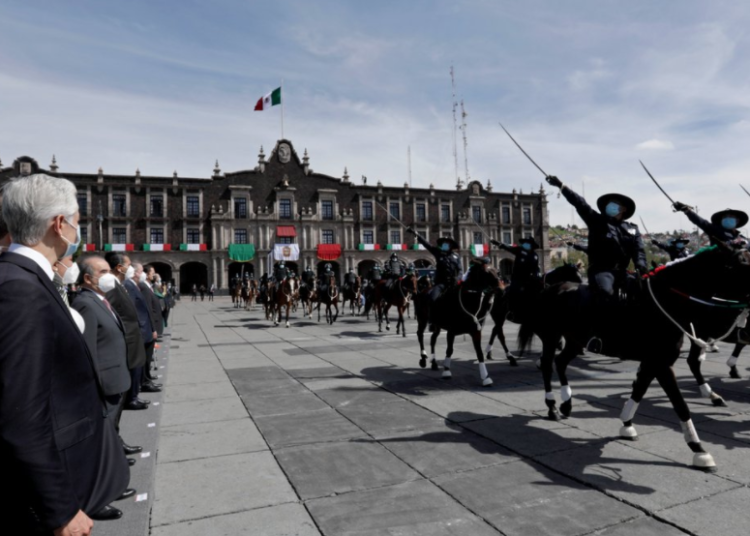 Encabeza Del Mazo Maza Guardia Solemne y desfile por el Aniversario de la Independencia