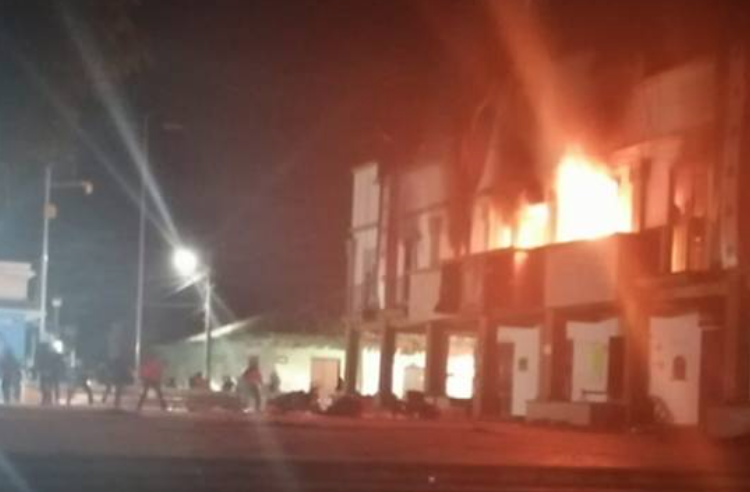 Pobladores queman palacio municipal de Altamirano, Chiapas