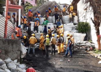 Laboran ingenieros especialistas para estabilizar rocas desprendidas del cerro del Chiquihuite