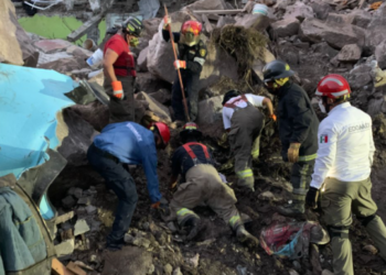 Trasladan cuerpos hallados en el Chiquihuite a la Fiscalía General de Justicia del Estado de México