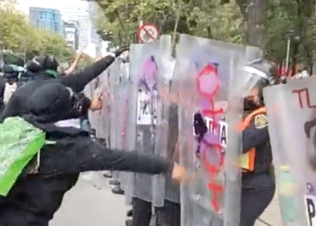 Destrozos y agresiones deja marcha feminista en Reforma