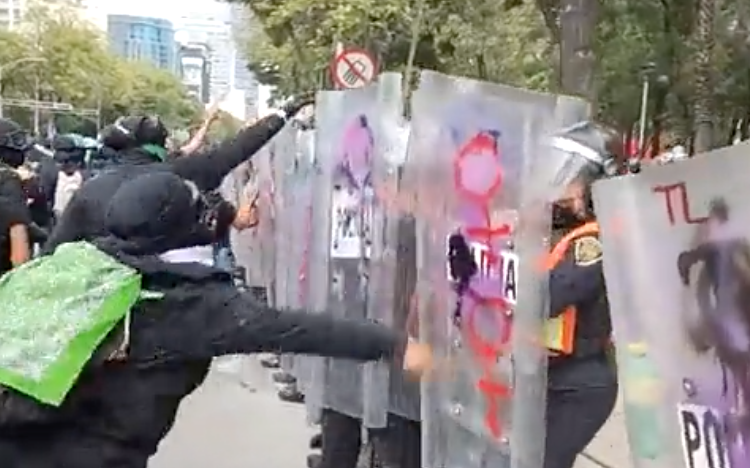 Destrozos y agresiones deja marcha feminista en Reforma