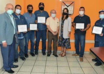 Entrega Alcalde Fermín González reconocimientos a empleados de Alumbrado Público