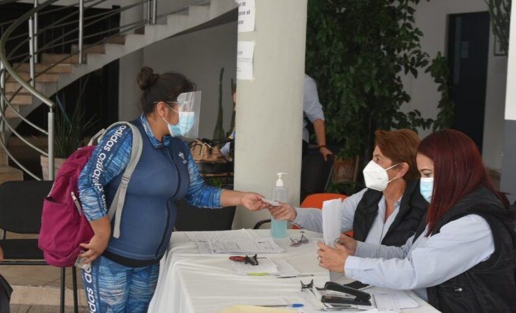 Entrega Municipio becas a niños retirados del trabajo en calle