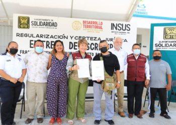 Entrega alcaldesa de Solidaridad 194 escrituras a familias de la colonia Cristo Rey