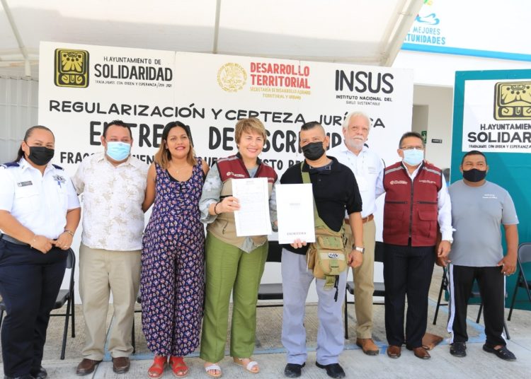 Entrega alcaldesa de Solidaridad 194 escrituras a familias de la colonia Cristo Rey