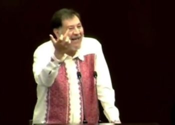 Noroña recurre a seña obscena en la máxima tribuna