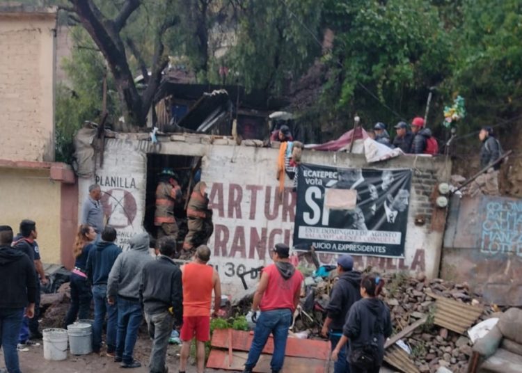 Atienden equipos de emergencia de los tres órdenes de gobierno deslave de un cerro en Ecatepec