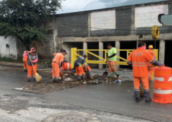 Retiran 35 toneladas de azolve de pluviales en Monterrey