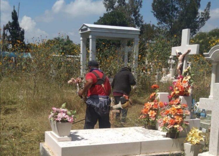 Intensifica Municipio de Durango limpieza de panteones