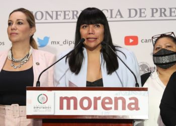 Denuncia Salma Luévano discriminación transfóbica sufrida por la activista Kenya Cuevas en sucursal bancaria