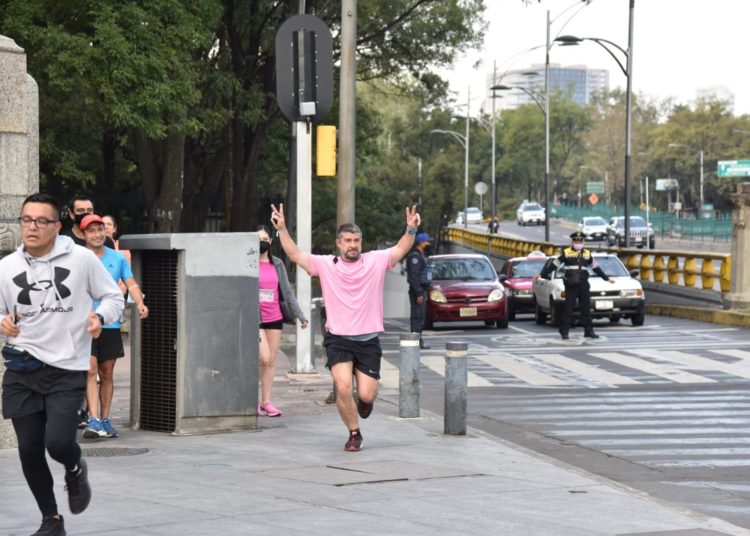 Corre Mauricio Tabe contra el Cáncer de mama