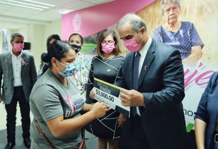 Entrega Salum más microcréditos rurales