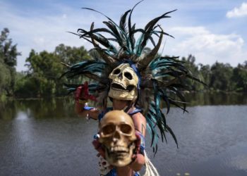 Alista Xochimilco, panteones para Día de Muertos