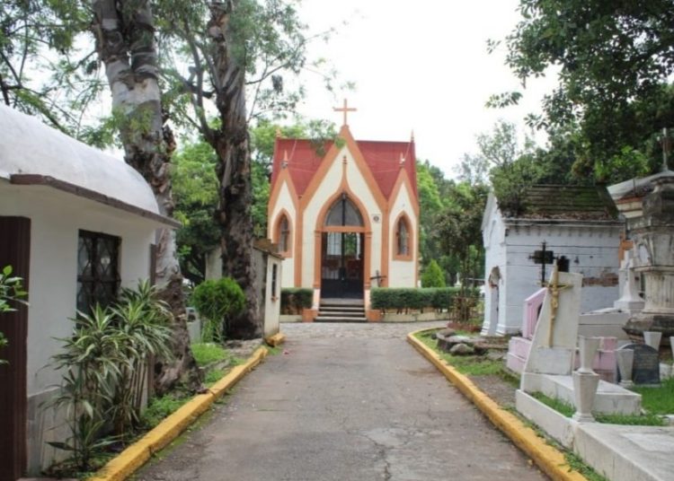Cuernavaca cierra panteones por Día de Muertos y COVID-19