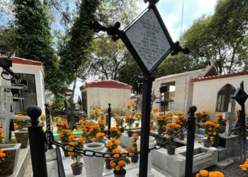Realizan limpieza y decoración del panteón “El Calvario” en Cuajimalpa