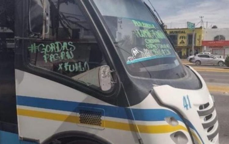 “Gordas pagan por kilo” Multan a chofer de camión urbano por letrero