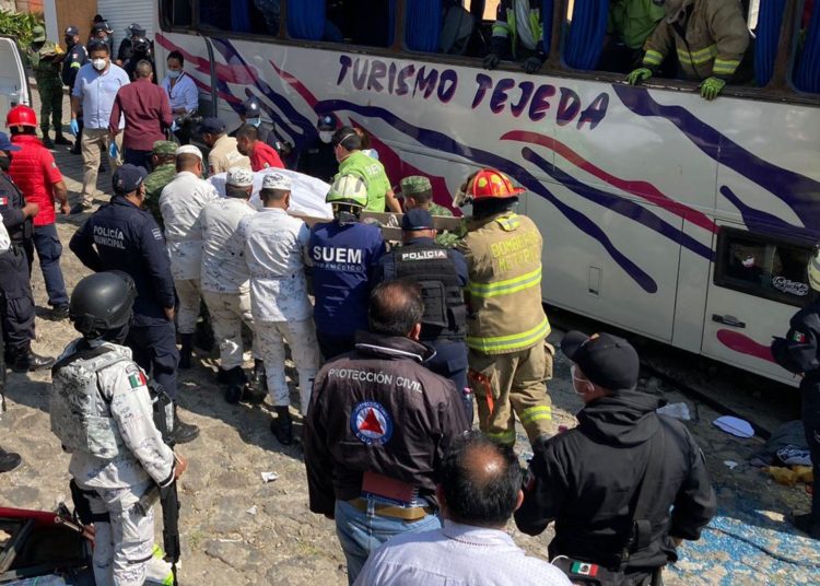 Atienden cuerpos de emergencia accidente en la carretera Joquicingo – Malinalco