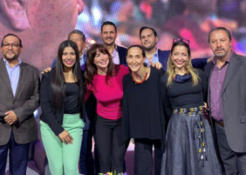 Funcionaria de Claudia Sheinbaum, en vuelo privado internacional, asiste a evento social