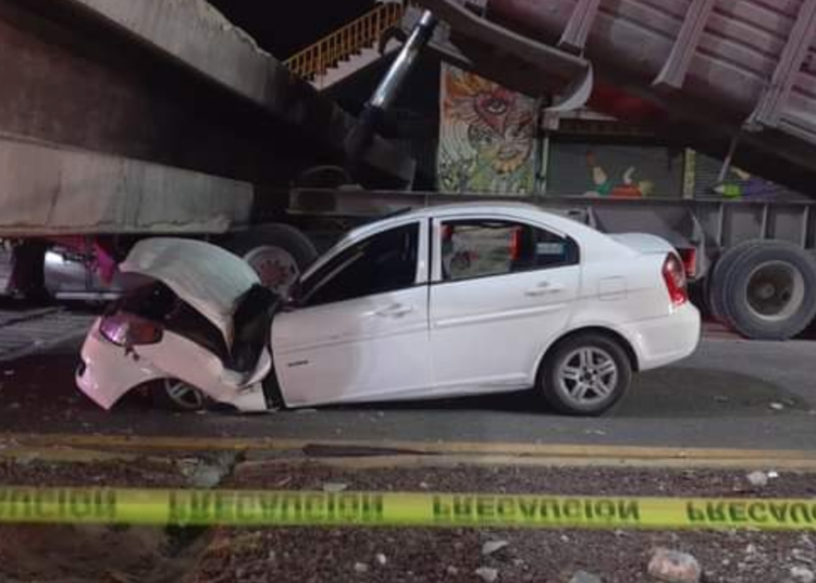 Cae puente sobre tráiler en la México-Texcoco