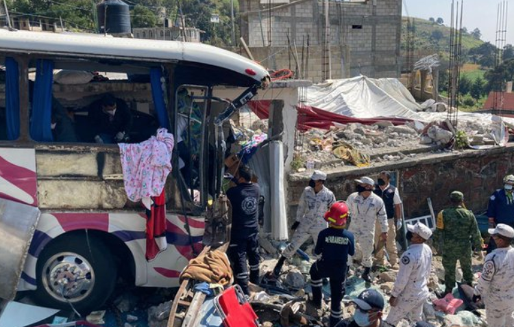 Asciende a 21 el número de personas fallecidas en accidente de autobús en Joquicingo
