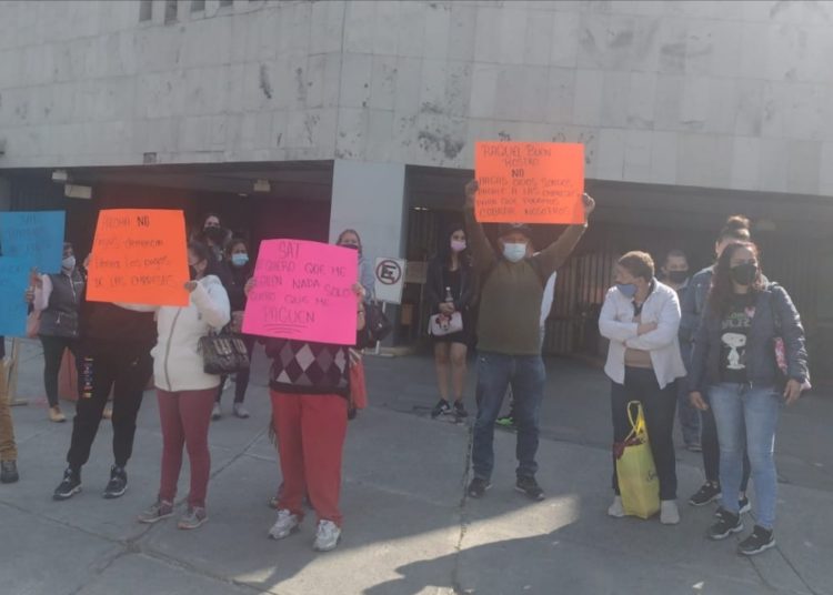 Persiste protesta en inmediaciones del SAT por impagos a empleados de limpieza