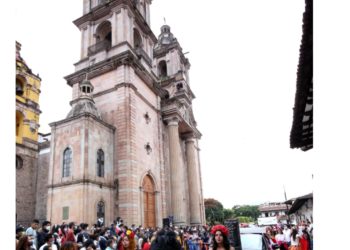 Colorea desfile de catrinas festival en Valle de Bravo