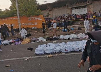 Mueren 49 migrantes al volcarse tráiler en Tuxtla Gutiérrez
