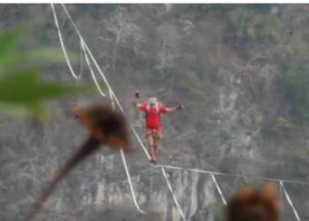 Atleta alemán hace historia al cruzar Cañón del Sumidero en cuerda floja