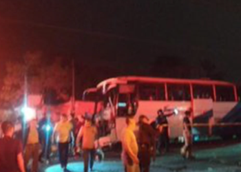 Se incendia autobús con peregrinos por explosión de cohete