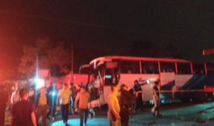 Se incendia autobús con peregrinos por explosión de cohete