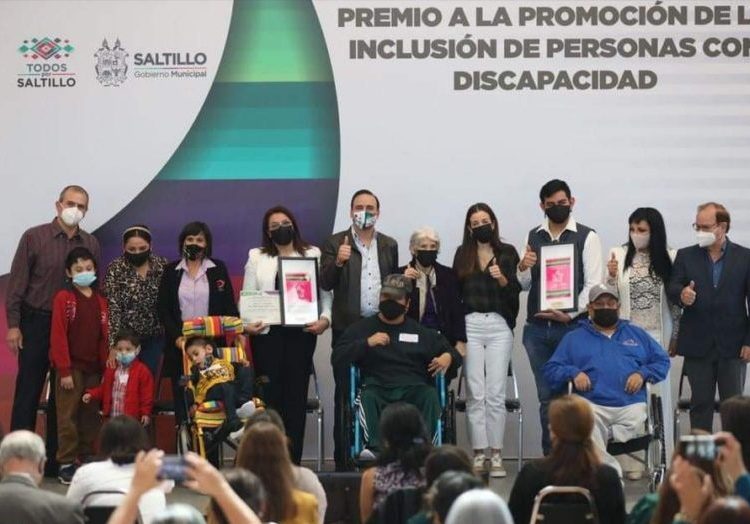 Municipio de Saltillo reconoce a promotores de la inclusión y entrega aparatos funcionales