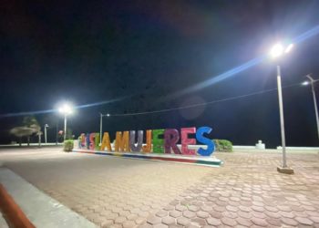 Continúan labores de alumbrado público en Isla Mujeres