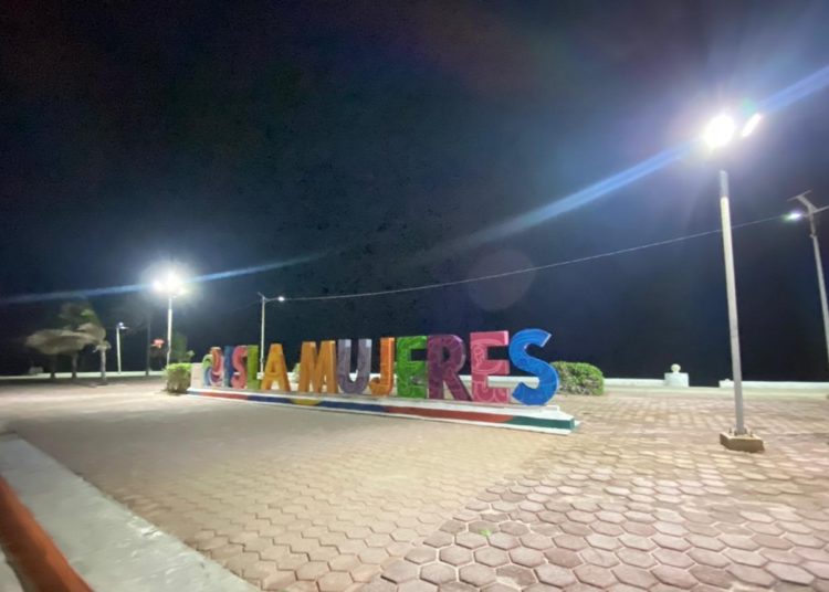Continúan labores de alumbrado público en Isla Mujeres