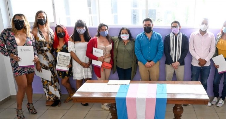 Entregan primeras actas de nacimiento a personas transgénero en Morelos