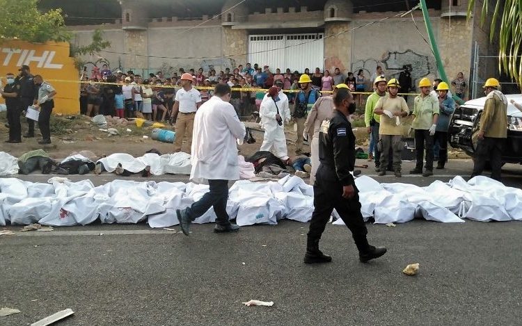 Aumenta a 55 cifra de muertos tras volcadura de tráiler con migrantes en Chiapas